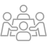 Team am Tisch sitzend – Symbol für professionelle Zusammenarbeit und individuelle Beratung bei Bewerbungen.